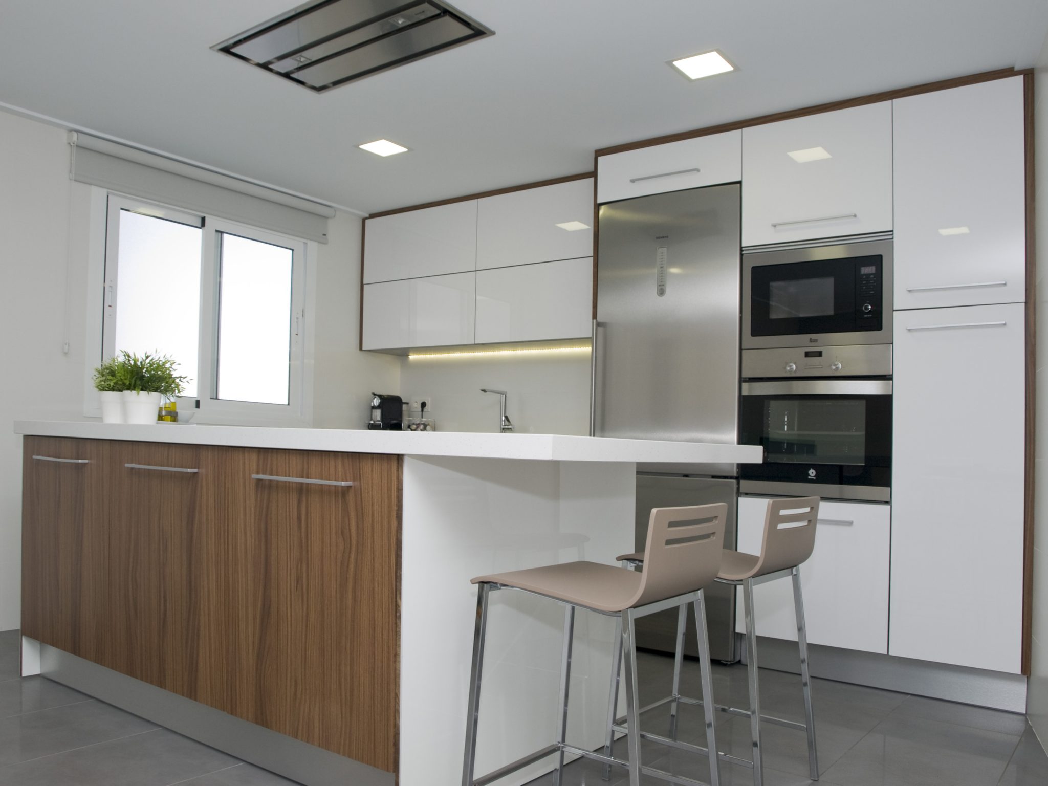Formas de incorporar una zona de desayuno en tu cocina a medida ※ Yelarsan
